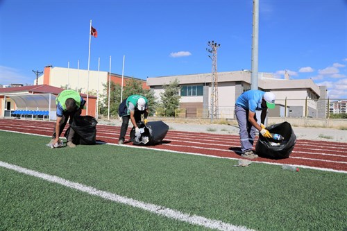 Temizlik İşleri Müdürlüğü ekiplerimiz, ilçe stadyumu ve çevresinde temizlik çalışması gerçekleştirdi