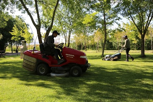 Park Bahçeler Müdürlüğü ekiplerimiz çim biçme çalışmalarını sürdürüyor