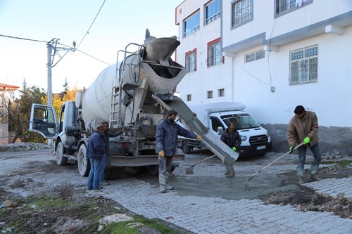 Fen İşleri Müdürlüğümüzce doğalgaz çalışmaları nedeniyle hasar gören yollarda beton dökme çalışmalarımız devam ediyor