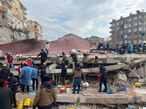 Ergani Belediyesi Afet ve Acil Durum Kurtarma Ekibimizle Diyarbakır’da enkaz altında kalan vatandaşlarımızı kurtarma çalışmalarına destek veriyoruz
